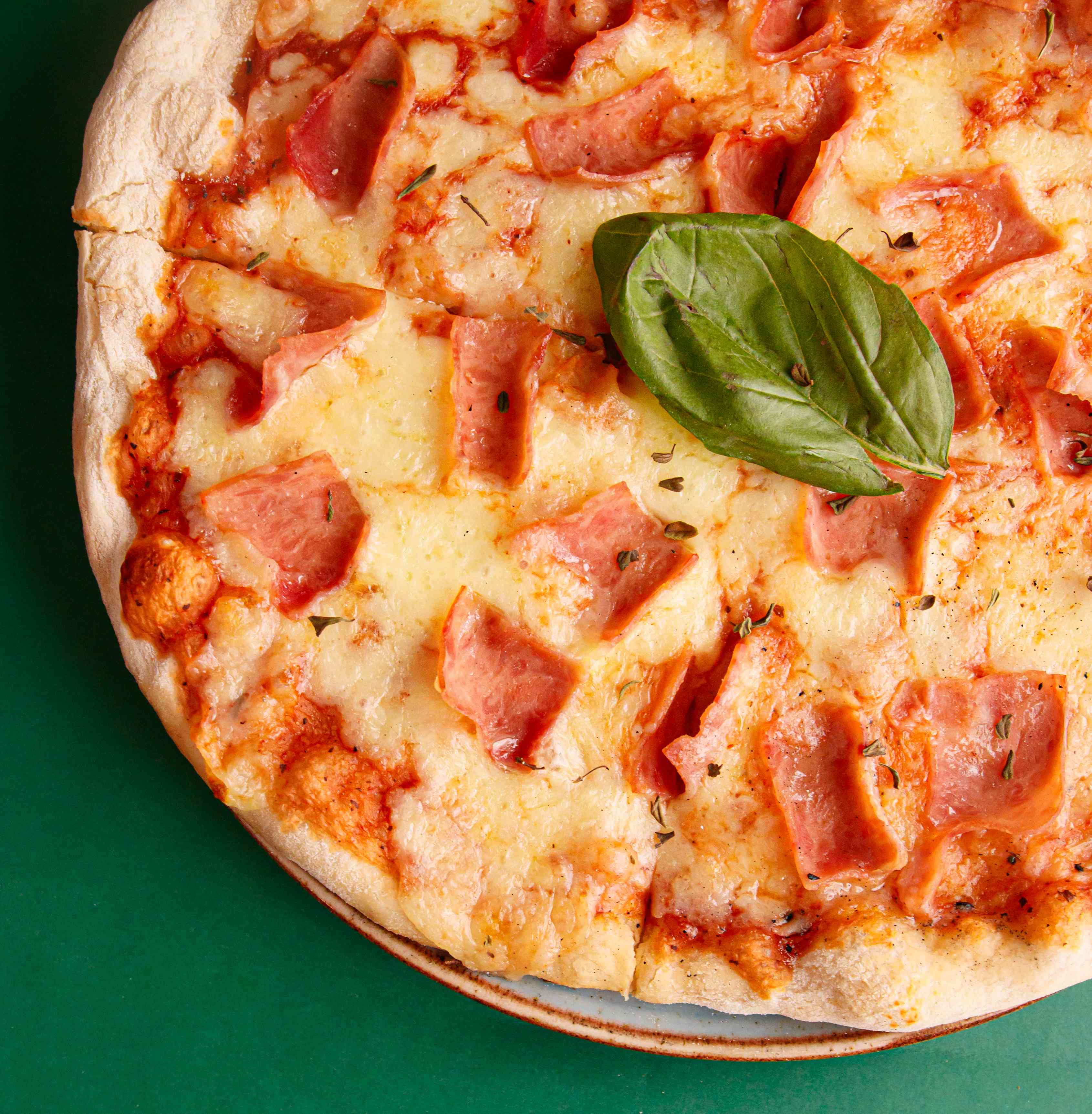 Pizza Jamón y Queso Tradicional.